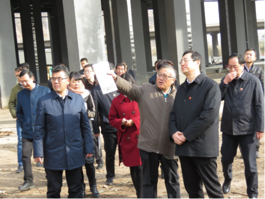 省委常委、西寧市委書記王曉在青海省物產(chǎn)集團(tuán)總公司黨委書記、總經(jīng)理王玉輝陪同下，深入青海物產(chǎn)朝陽物流園區(qū)。